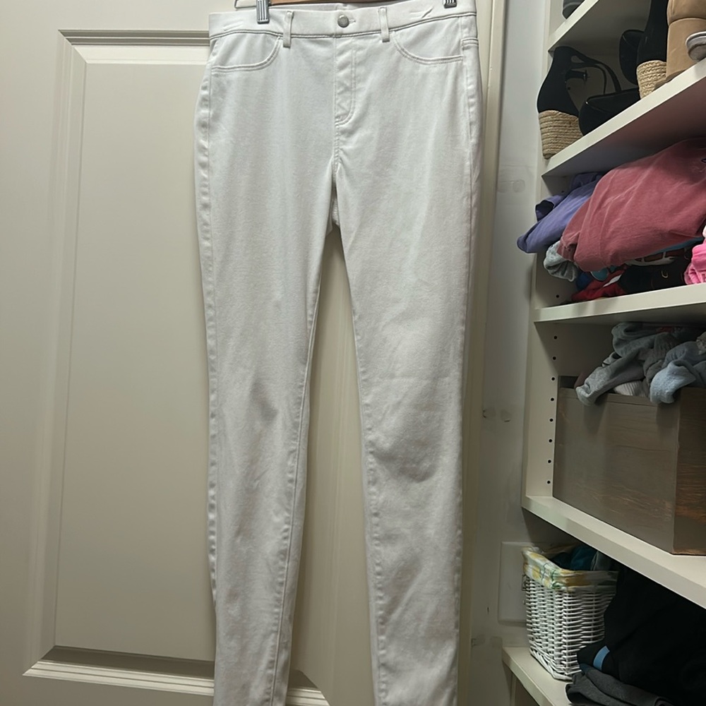Uniqlo white Jean pants. Fake button fake front pockets medium waist 28-29 in